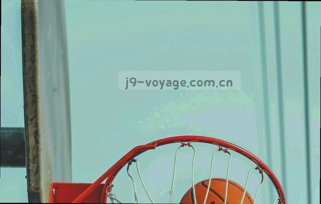 球场边线局部，草纹与灯光形成对角线构图的抽象画面